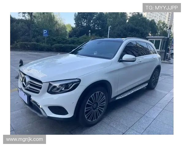 2.0T带四驱，德系豪华大尺寸SUV，油耗不高车价不错，实拍奔驰GLC